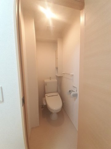 トイレ　落ち着いた色調のトイレです