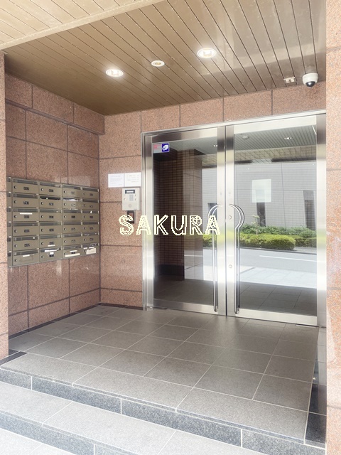 エントランス　重厚感のある建物デザイン♪