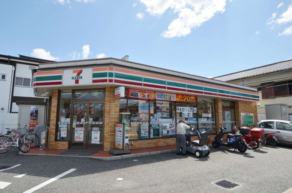 コンビニ　セブンイレブン伊丹御願塚3丁目店（コンビニ）まで560m