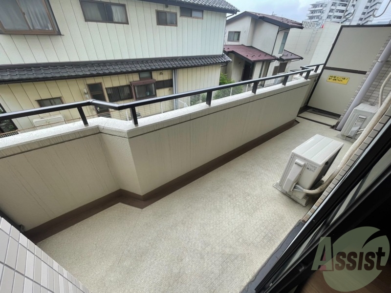 バルコニー　バルコニーは幅もしっかりあって洗濯物がはかどりそうですね。