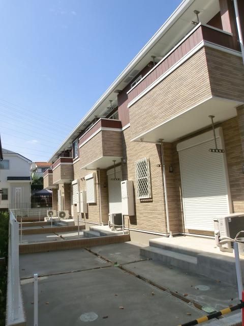 建物外観　１階は専用テラス付き