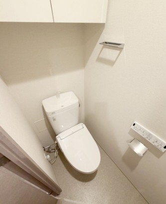 トイレ　落ち着いた色調のトイレです
