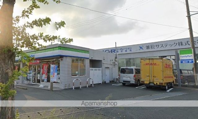 コンビニ　ファミリーマート（コンビニ）まで588m