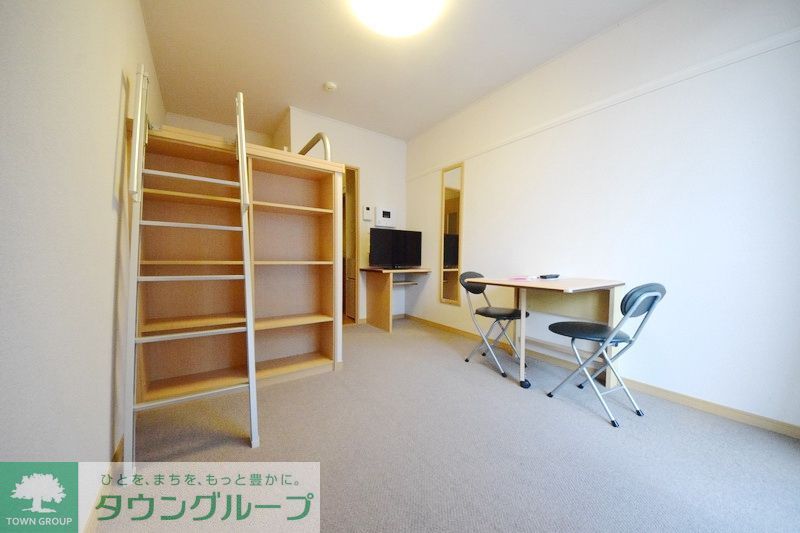 レオパレスエスカリエ青家の居間写真