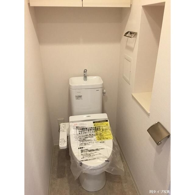 トイレ　落ち着いた色調のトイレです