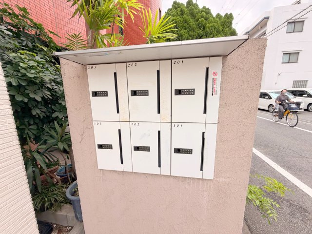 ロビー　ロビーにある各部屋毎のメールボックス。