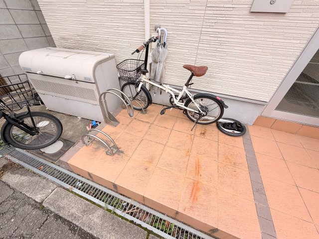 駐車場　敷地内には入居者専用の駐輪スペースもあります。