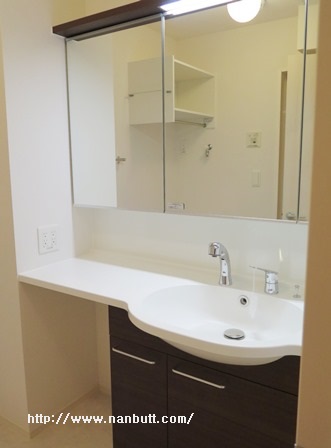 洗面設備　全面が鏡張りのワイド洗面台