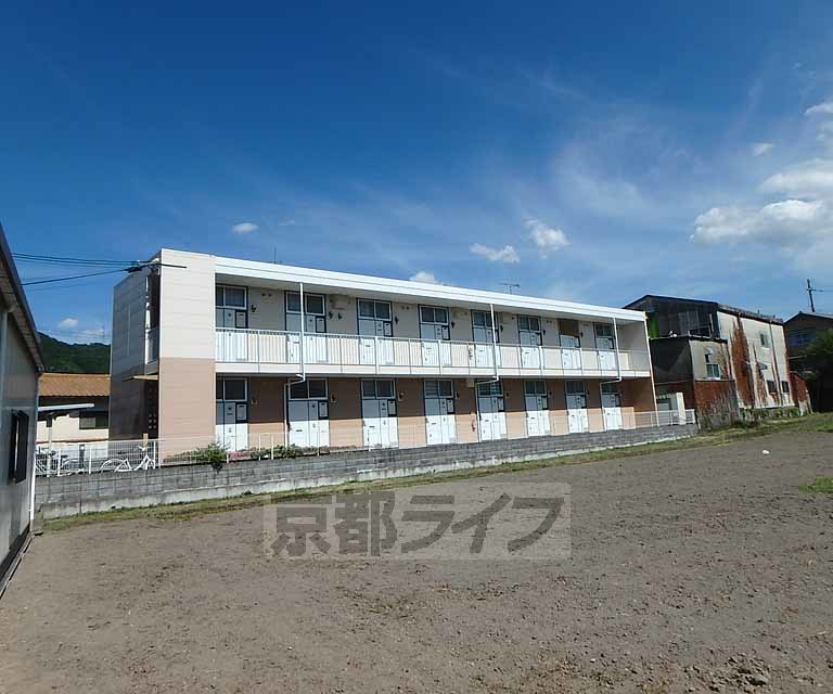 【亀岡市篠町篠のアパートの建物外観】