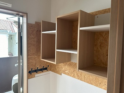 玄関　小物収納があり、鍵など置けます