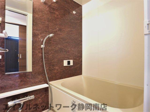 バス・シャワールーム　コンパクトで使いやすいお風呂です