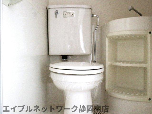 トイレ　落ち着いた色調のトイレです