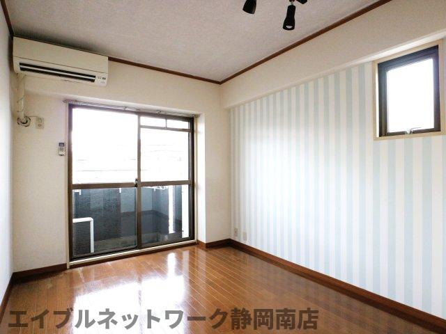 居室・リビング　こちらのリビングで趣味の時間をお楽しみください