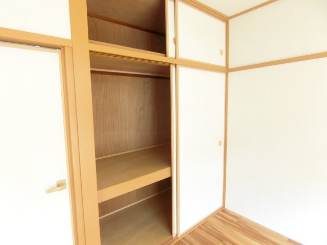 収納　天袋付きの収納でお荷物も収納できます。