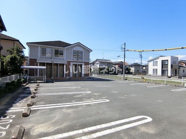 【津市美川町のアパートの駐車場】