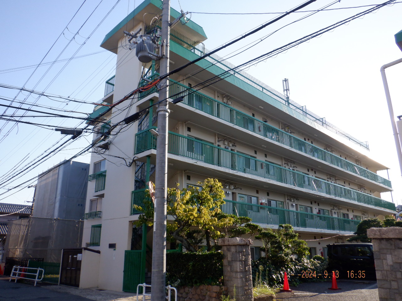 宝塚市鹿塩のマンションの建物外観