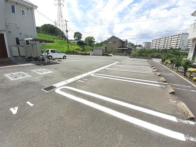 【グリュック笹山　参番館の駐車場】