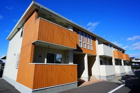 岩瀬郡鏡石町境のアパートの建物外観