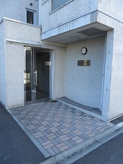 【札幌市西区八軒八条東のマンションのエントランス】