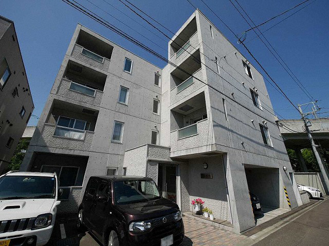 札幌市西区八軒八条東のマンションの建物外観