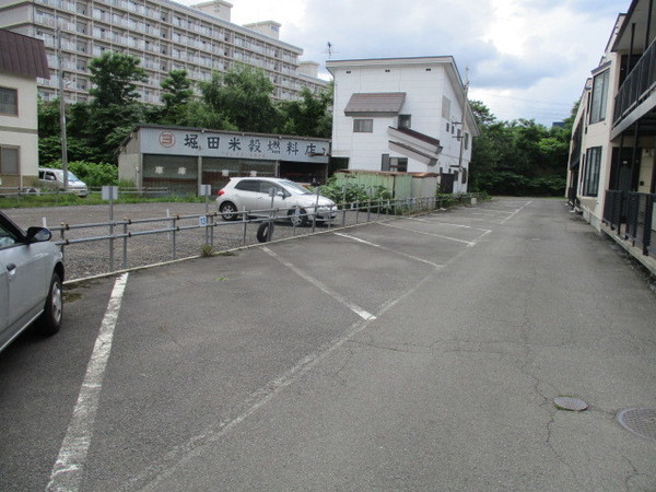 【旭川市二条西のアパートの駐車場】