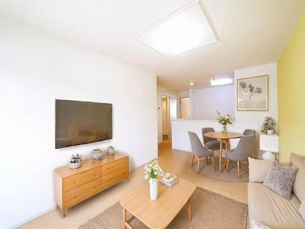 居室・リビング　CGで家具等を配置したもので家具等は含まれません