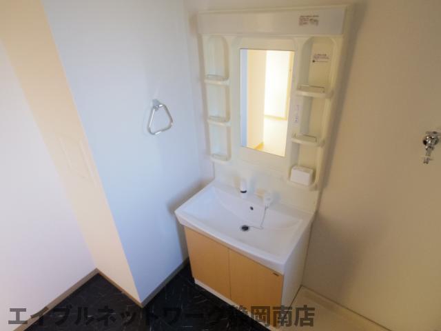 洗面設備　ゆったりとスペースのある洗面所