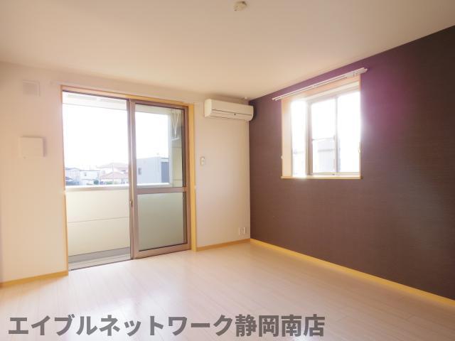 居室・リビング　こちらの居間で趣味の時間をお楽しみください