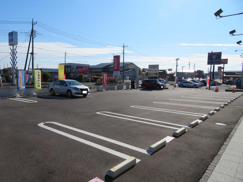 居室・リビング　駐車場6台利用可能。