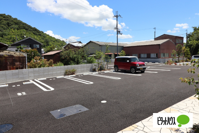 【近江八幡市馬淵町のアパートの駐車場】