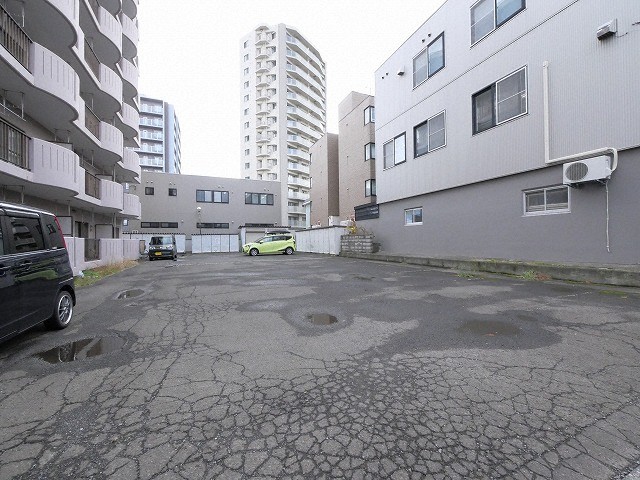 【札幌市西区西町北のマンションの駐車場】