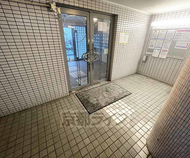 【京都市右京区西院西高田町のマンションのロビー】