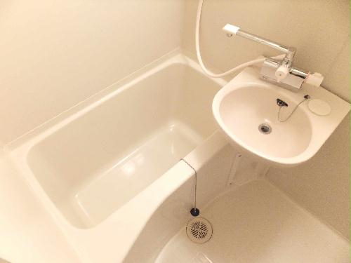 バス・シャワールーム　洗面台とユニット式のお風呂です