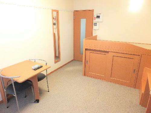 居室・リビング　カーペットのお部屋です