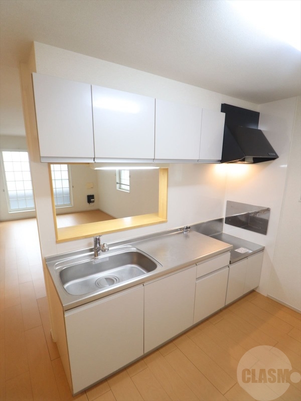 キッチン　広々調理スペースのキッチンです