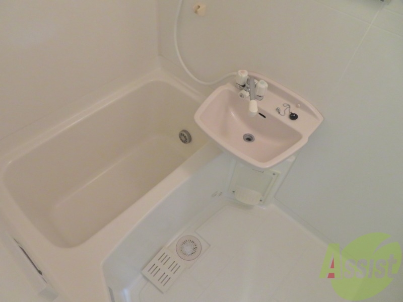 バス・シャワールーム　バスルームは狭すぎず、シャワーも浴びやすそうです。