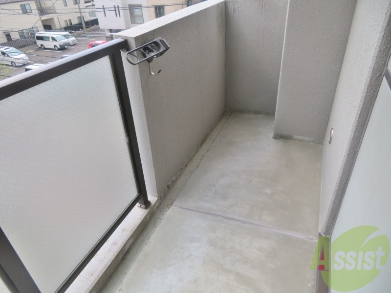 バルコニー　静かな住宅街の雰囲気と、緑が楽しめる眺望となっております。