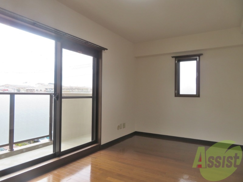 居室・リビング　８．９帖の洋室です。広々として、きれいですね。