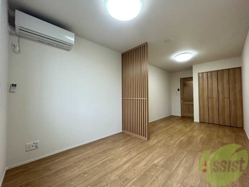 居室・リビング　９．８帖の洋室です。生活のメインとなる部屋ですね。