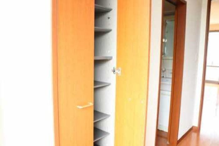 玄関　※別号室の写真となります。