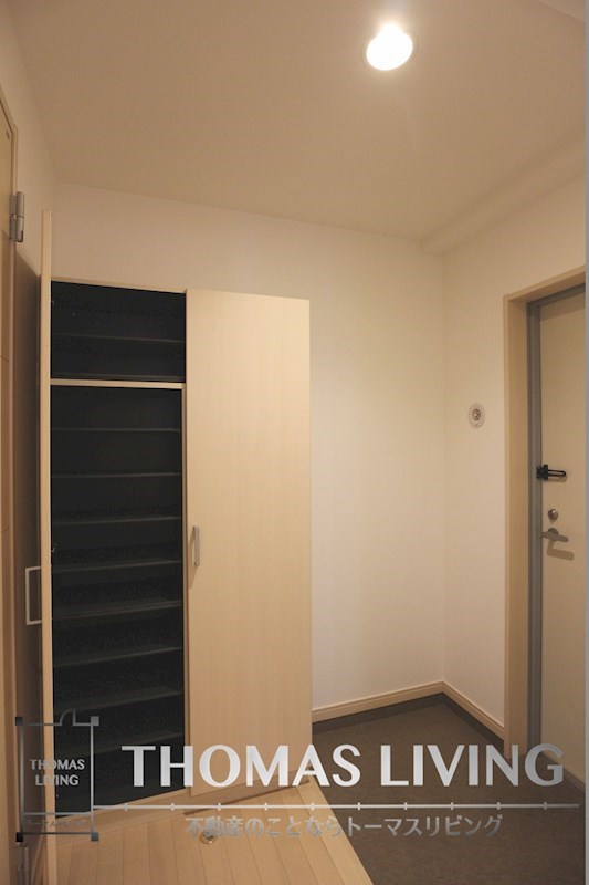 玄関　玄関収納が充実しています。