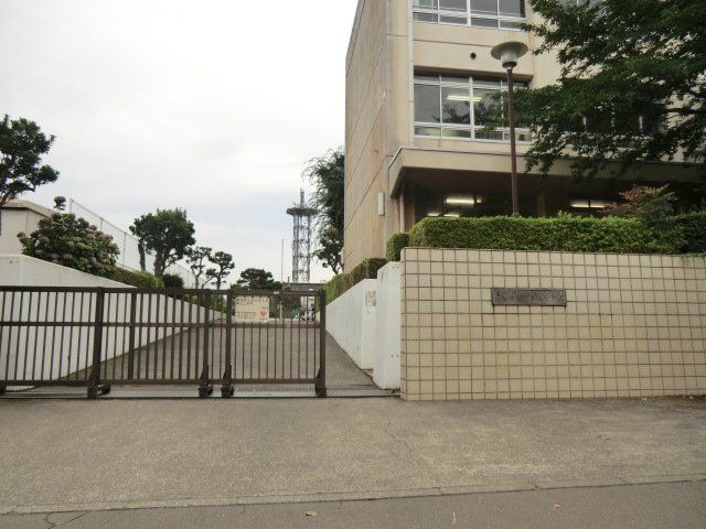 中学校　藤沢市立滝の沢中学校（中学校）まで682m