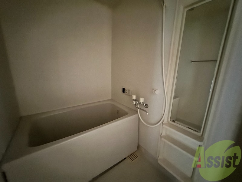 バス・シャワールーム　浴室は狭すぎず、シャワーも浴びやすそうです。