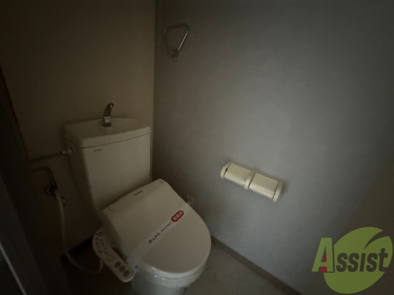 トイレ　トイレはシンプル。ウォシュレット機能付きです。