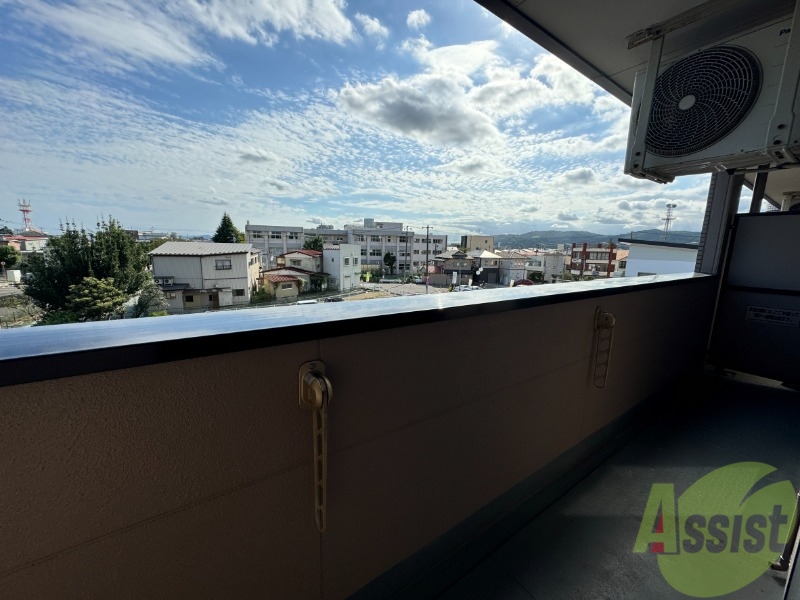 バルコニー　バルコニーは洗濯物を干すのに十分な広さがありますね。