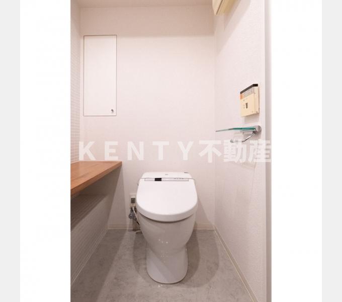 トイレ　落ち着いた色調のトイレです