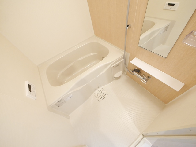 バス・シャワールーム　★鏡付の清潔感のあるバスルームです★