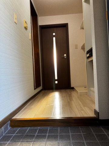 玄関　南西から差し込む明かりが玄関まで届きます