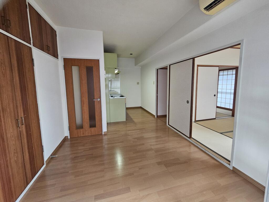 居室・リビング　南向きバルコニーに面してます。