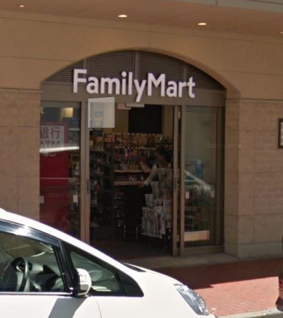 コンビニ　ファミリーマートアトレ浦和店（コンビニ）まで700m